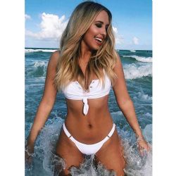 Beyaz Çıtçıtlı Bikini Takımı - Şık ve Cazibeli Plaj Görünümü